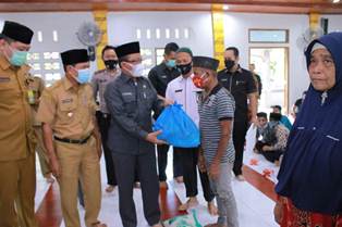 Baznas Kab Siak Distribusikan Zakat Mal Pola Konsumtif di Kampung Buatan I